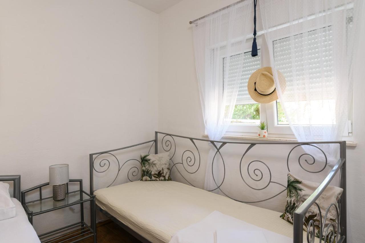 Apartments Mare Trogir Buitenkant foto