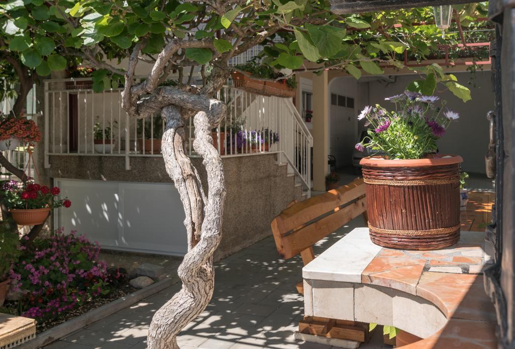 Apartments Mare Trogir Buitenkant foto